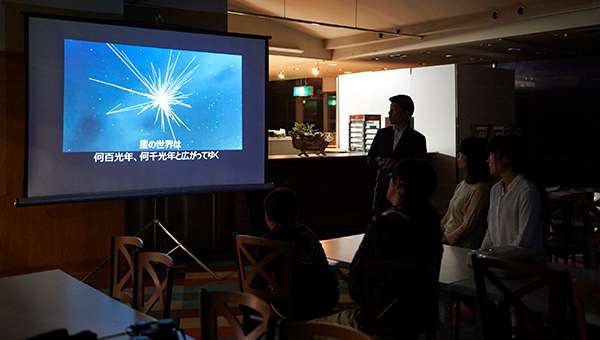 新型インプレッサ発表会場でプレゼンテーションをする吉永泰之社長。