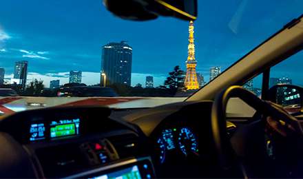 首都高速を走行中のLEVORG  1.6GT-S EyeSight アイスシルバーメタリックの車内から眺めた夜景