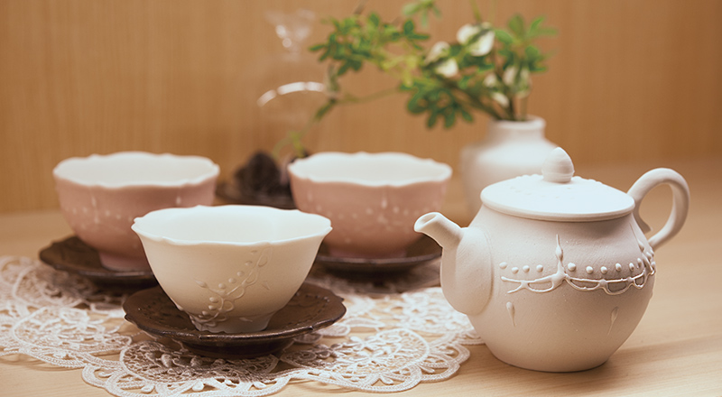 ミュージアムショップで見つけた藤枝市の陶芸家・前田直紀氏の茶器。ポット1万2960円、湯のみ3024〜3456円、茶托2376円。