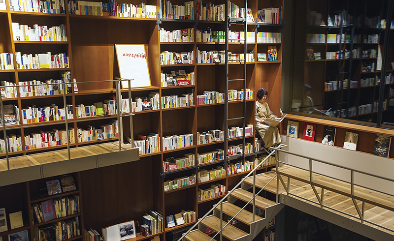 本棚の一角には読書できる小空間が。