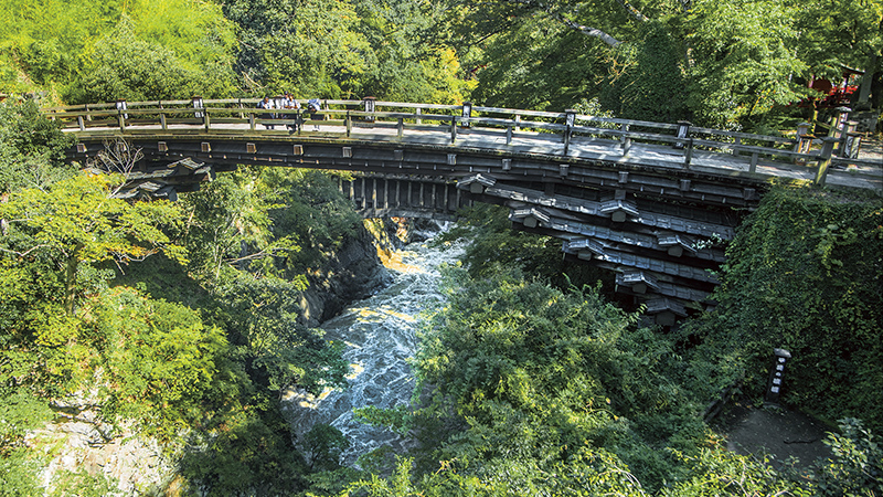 紅葉時はさらに風情が増す「名勝 猿橋」。猿橋から猿橋近隣公園へは遊歩道が整備されている。