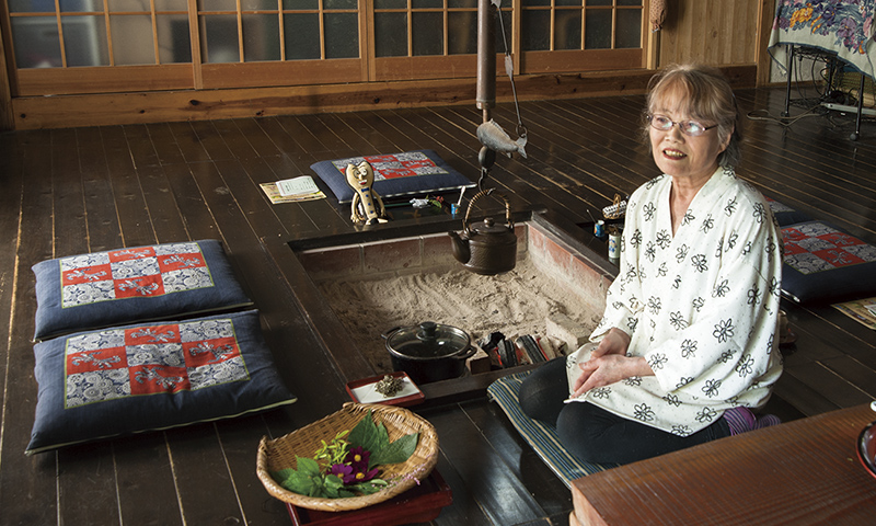 「山カフェ じゅん庵」の囲炉裏端では、店主の三田村純さんがもてなしてくれた。