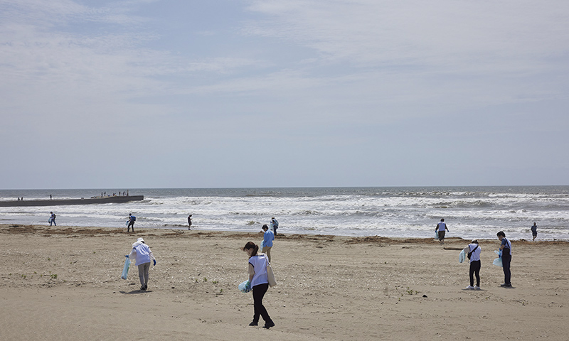 カートピア 千葉県横芝光町の屋形海岸でゴミ拾いをする皆さん | SUBARU