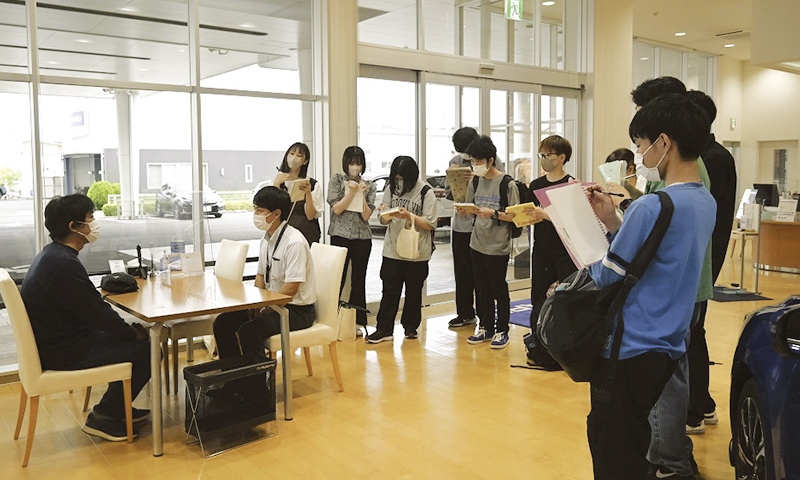 カートピア 静岡スバルのディーラーで接客のロールプレイを見学する大学生たち | SUBARU