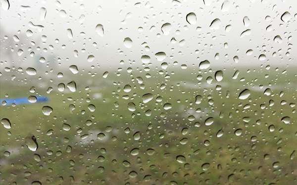 クルマの中から見た会場。ガラスに大粒の雨が