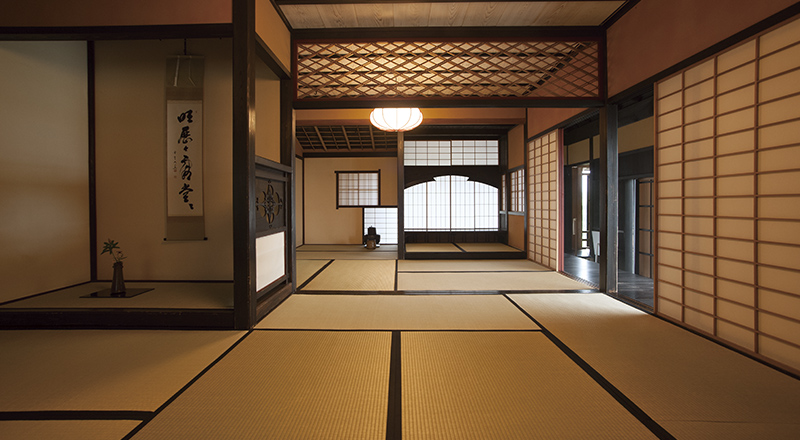 江戸時代の大名茶人・小堀遠州が手がけた茶室を復元した「縦目楼」。鎖の間「臨水亭」（写真）は有料の茶道体験でのみ入場可。