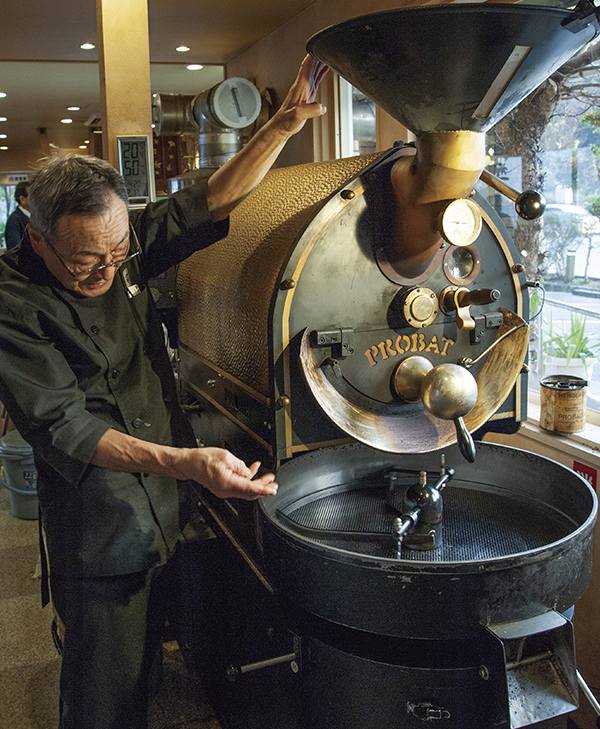 プロバット社の焙煎機と並ぶのは焙煎珈琲工房 梢庵の店主・豊田文男さん。店内で販売する生豆を購入すると自身でローストすることもできる。