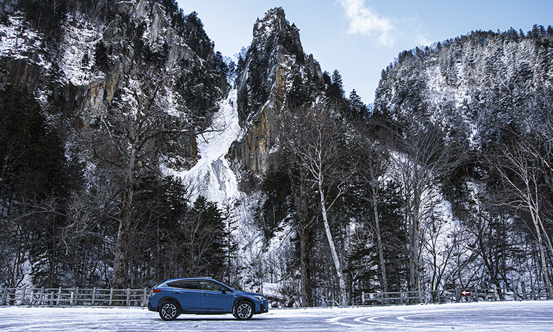 完全に氷結した「銀河の滝」の手前は駐車場なので、空いていればクルマを停めての撮影も可能。クォーツブルー・パールのボディが、冬の青空と雪と氷の白銀に映える。