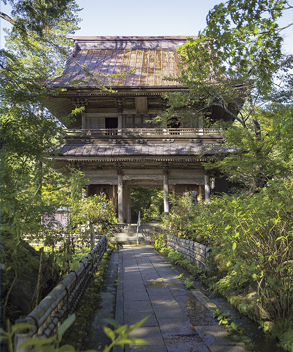 「青龍山 吉祥寺」の山門は文化12（1815）年の再建。2階に十六羅漢像が祀られる。