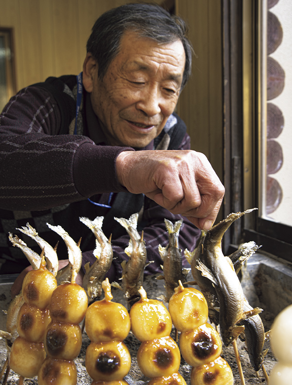 鮎や串団子（ゆず味噌味）、軍鶏（テール・つくね）の炭火焼きは、瀧見茶屋の店主・根本和一さんの仕事。