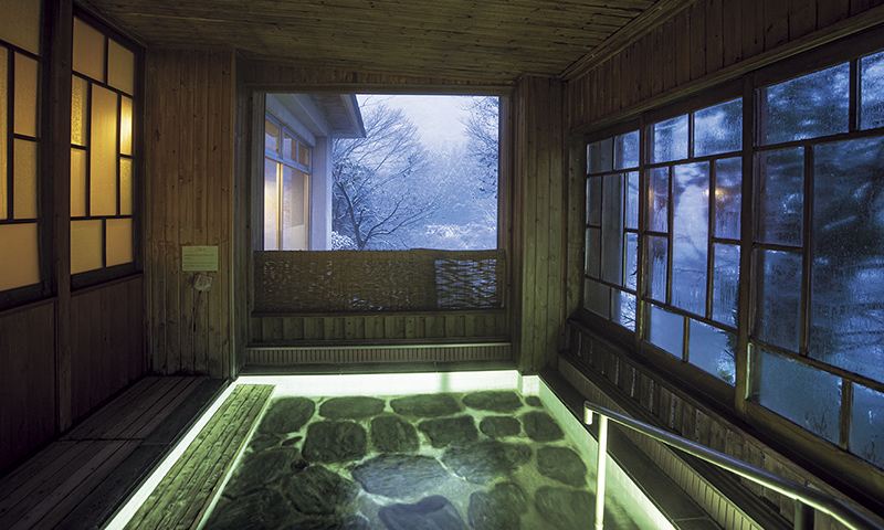 カートピア 「雪国の宿 高半」のお風呂。大きな窓があり、雪景色を見ることができる。 | SUBARU