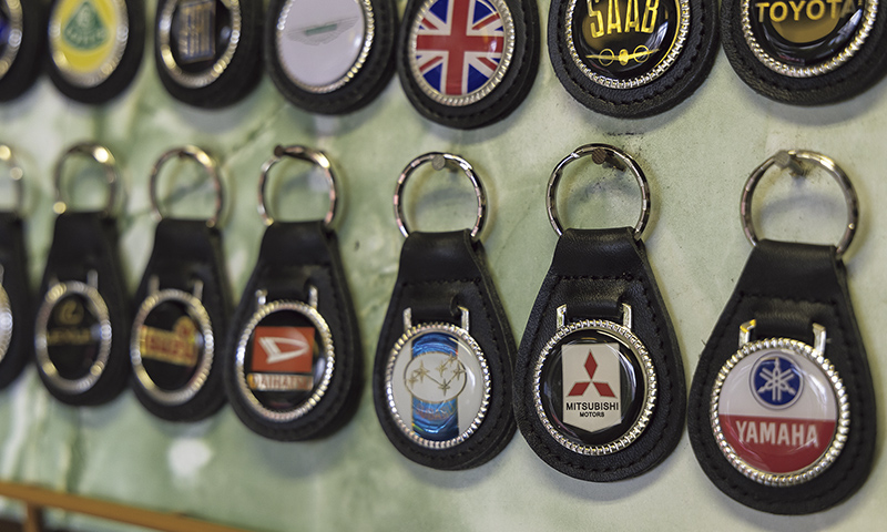 カートピア 九州自動車歴史館に展示されている世界各国の自動車メーカーのロゴデザインをあしらったキーホルダー | SUBARU