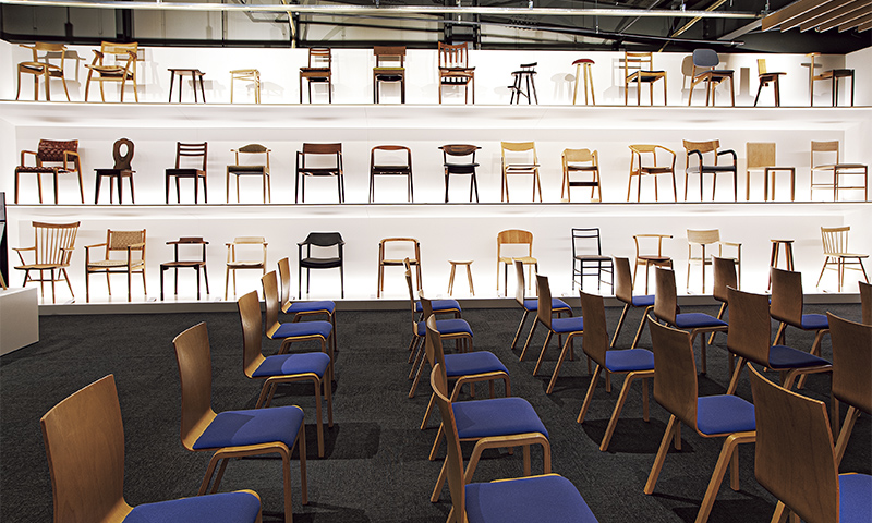 カートピア 「旭川デザインセンター」のADC MUSEUMに展示されている、旭川とその周辺で作られてきた歴代の椅子 | SUBARU