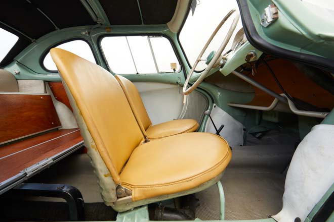 スバル360 コマーシャルの内装 運転席