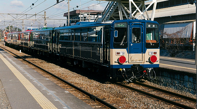 平成元年1月、輸送される5両が両毛線山前駅に停車する様子。ディーゼル機関車に5両を繋いで輸送しました。