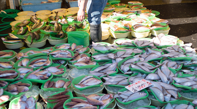 「那珂湊おさかな市場」では新鮮な魚介や干物を取り扱う店が立ち並ぶ。