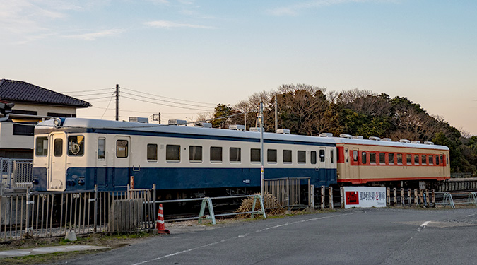 阿字ヶ浦駅に保存されている2両。ブルーを基調とした車両がキハ222。ちなみに、後ろの車両はキハ2005(東急車輛製造)。