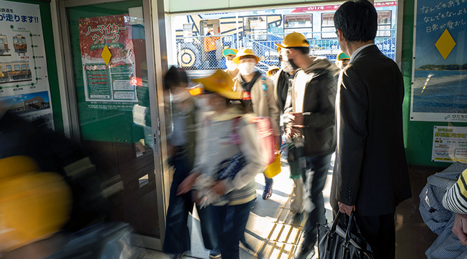 阿字ヶ浦駅で降車していく小学生たち。利用者の多くは通学客が占めているのだとか。