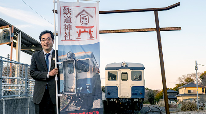 キハ222と「ひたちなか海浜鉄道」代表取締役社長の吉田千秋さん。