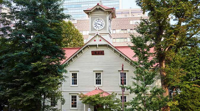 観光スポットとして有名な「札幌市時計台」。正式名称は「旧札幌農学校演武場」と言います。