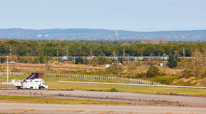 新千歳空港のデッキから撮影。青い塗装が山並みに映えていて、遠くからでも見つけられました。